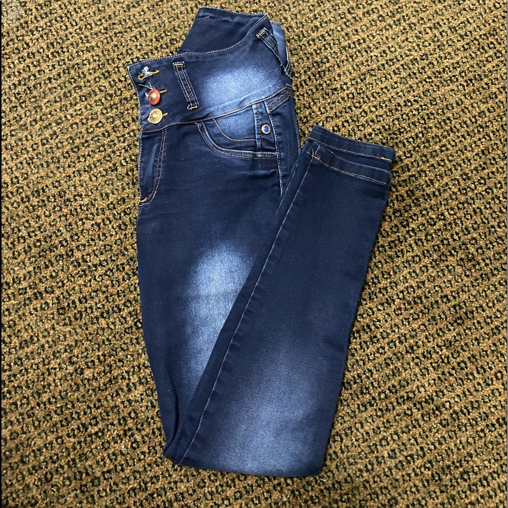 Booty Popping Jeans - Picture 4 of 11